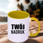 ciemnożółty kubek z nadrukiem